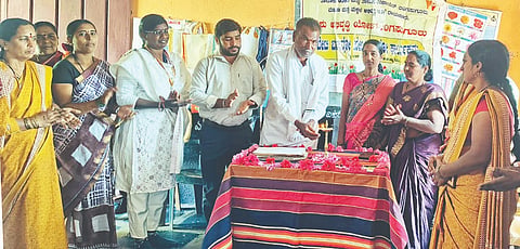 ಹಡಗಲಿ ಗ್ರಾಮದಲ್ಲಿ ಬೇಟಿ ಬಚಾವೋ ಬೇಟಿ ಪಢಾವೋ ಕಾರ್ಯಕ್ರಮವನ್ನು ತಲೇಖಾನ್ ಗ್ರಾಪಂ ಸದಸ್ಯ ದುರುಗಪ್ಪ ಕಟ್ಟಿಮನಿ ಉದ್ಘಾಟಿಸಿದರು. ಮುಖ್ಯಶಿಕ್ಷಕಿ ಅನಿತಾ ಗೋಪಾಲ, ಅಂಗನವಾಡಿ ಶಿಕ್ಷಕಿಯರಾದ ಅಯ್ಯಮ್ಮ, ಅನ್ನಪೂರ್ಣಮ್ಮ ಇತರರಿದ್ದರು.