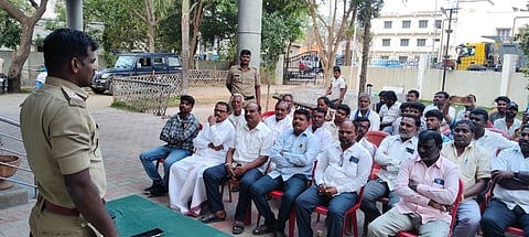 ಹೋಳಿ ಹಬ್ಬದ ಪ್ರಯುಕ್ತ ಮುದಗಲ್ ಪೊಲೀಸ್ ಠಾಣೆಯಲ್ಲಿ ಶುಕ್ರವಾರ ಶಾಂತಿ ಸಭೆ ನಡೆಯಿತು. ಪಿಎಸ್‌ಐ ವೆಂಕಟೇಶ ಮಾಡಗಿರಿ, ಬಿಜೆಪಿ ನಗರ ಘಟಕಾಧ್ಯಕ್ಷ ಕರಿಯಪ್ಪ ಯಾದವ್, ಸಣ್ಣಸಿದ್ದಯ್ಯ, ಬಸವರಾಜ ಬಂಕದಮನಿ ಇತರರಿದ್ದರು.