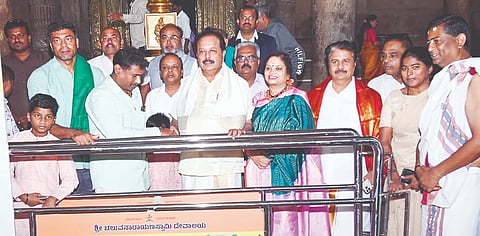 ಮೇಲುಕೋಟೆ ದೇವಾಲಯದ ಸರತಿ ಸಾಲು ನಿರ್ವಹಿಸಲು ಸ್ಟೀಲ್ ಬ್ಯಾರಿಕೇಡ್‌ಗಳನ್ನು ಮೆಡಿಮಿಕ್ಸ್ ಕಂಪನಿ ಇತ್ತೀಚೆಗೆ ಜಿಲ್ಲಾ ಉಸ್ತುವಾರಿ ಸಚಿವ ಎನ್.ಚೆಲುವರಾಯಸ್ವಾಮಿ ಹಾಗೂ ಶಾಸಕ ದರ್ಶನ್ ಪುಟ್ಟಣ್ಣಯ್ಯ ಅವರಿಗೆ ನೀಡುವ ಮೂಲಕ ಚೆಲುವನಾರಾಯಣಸ್ವಾಮಿ ದೇವಸ್ಥಾನಕ್ಕೆ ಹಸ್ತಾಂತರ ಮಾಡಿತು.