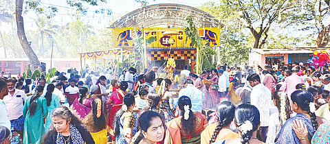 ಮಳವಳ್ಳಿ ಪಟ್ಟಣದಲ್ಲಿ ಮಂಗಳವಾರ ನಡೆದ ದಂಡಿನ ಮಾರಮ್ಮನ ದೇವಾಲಯಕ್ಕೆ ಭೇಟಿ ನೀಡಿ ಭಕ್ತರು ಪೂಜೆ ಸಲ್ಲಿಸಿದರು.  