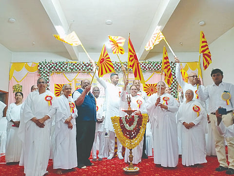 ಮುಂಡಗೋಡ ಓಂಶಾಂತಿ ಭವನ ಉದ್ಘಾಟನೆ ಸಮಾರಂಭದ ಸಭಾ ಕಾರ್ಯಕ್ರಮವನ್ನು ರಾಜಯೋಗಿನಿ ಬ್ರಹ್ಮಕುಮಾರಿ ಅಲಕಾ ದೀದಿಜಿ ಉದ್ಘಾಟಿಸಿದರು. ಬ್ರಹ್ಮಕುಮಾರಿ ನಿರ್ಮಲಾ, ಜಯಂತಿ ಜೀ, ಇತರರಿದ್ದರು.