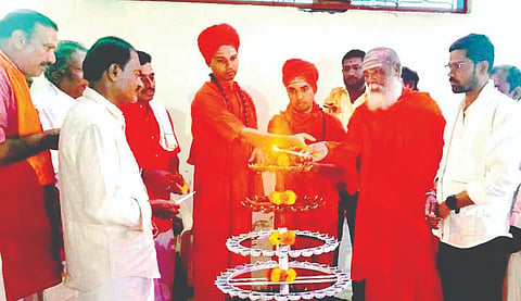ಅಡವಿ ಅಮರೇಶ್ವರ ಗ್ರಾಮದ ಶ್ರೀಮಠದಲ್ಲಿ ಬುಧವಾರ ಕಾರ್ತಿಕ ದೀಪೋತ್ಸವಕ್ಕೆ ಯದ್ದಲ್ಲದೊಡ್ಡಿ ಸುವರ್ಣಗಿರಿ ವಿರಕ್ತಮಠದ ಮಹಾಲಿಂಗ ಸ್ವಾಮೀಜಿ ಚಾಲನೆ ನೀಡಿದರು. ಪ್ರಮುಖರಾದ ತೋಂಟದಾರ್ಯ ಸ್ವಾಮೀಜಿ, ಶಾಂತಮೂರ್ತಿ ಸ್ವಾಮೀಜಿ ಇತರರಿದ್ದರು.