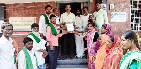 ಮಾನ್ವಿ ತಹಸಿಲ್ ಕಚೇರಿಯ ಗ್ರೇಡ್-2 ತಹಸೀಲ್ದಾರ್ ಅಬ್ದುಲ್ ವಾಹೀದ್‌ಗೆ ಕರ್ನಾಟಕ ರಾಜ್ಯ ರೈತ ಸಂಘ ತಾಲೂಕು ಘಟಕ ಮನವಿ ಸಲ್ಲಿಸಿತು. ಪ್ರಮುಖರಾದ ಕರೀಂಸಾಬ್, ಫಕೀರಮ್ಮ, ರಾಚಮ್ಮ, ಹನುಮಂತ ಇತರರಿದ್ದರು.