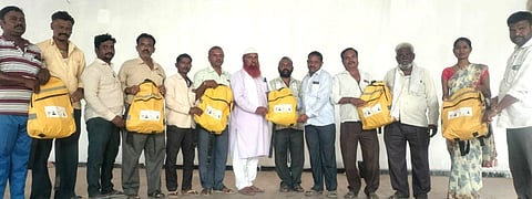 ಮುಳಗುಂದ ಅಂಜುಮನ್ ಶಾದಿಹಾಲ್‌ನಲ್ಲಿ ಕಾರ್ಮಿಕ ಇಲಾಖೆಯಿಂದ (labour day)ಶುಕ್ರವಾರ ಆಯೋಜಿಸಿದ್ದ ಕಾರ್ಯಕ್ರಮದಲ್ಲಿ ಕಾರ್ಮಿಕರಿಗೆ ಸುರಕ್ಷಾ ಕಿಟ್ ವಿತರಿಸಲಾಯಿತು. ಮಹ್ಮದಶಫಿ ಸಿದ್ದಿ, ಕಿರಣಕುಮಾರ, ಬಸಯ್ಯ ಇತರರಿದ್ದರು.
