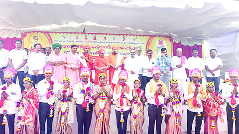ಮರಕುಂಬಿ ಗ್ರಾಮದ ಅಂಕಲಗಿ ಅಡವಿಸಿದ್ಧೇಶ್ವರ ಮಠದ ಜಾತ್ರಾ ಮಹೋತ್ಸವ ಅಂಗವಾಗಿ ಹಮ್ಮಿಕೊಂಡಿದ್ದ ಸಾಮೂಹಿಕ ವಿವಾಹ ಕಾರ್ಯಕ್ರಮವನ್ನು ಗಣ್ಯರು ಉದ್ಘಾಟಿಸಿದರು. ಅಮರಸಿದ್ಧೇಶ್ವರ ಸ್ವಾಮೀಜಿ, ನೀಲಕಂಠ ಸ್ವಾಮೀಜಿ, ಜಿ.ಬಿ.ಮಲ್ಲೇಶ ಇತರರಿದ್ದರು.