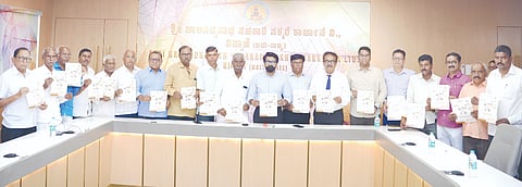 ನಿಪ್ಪಾಣಿಯ ಶ್ರೀ ಹಾಲಸಿದ್ಧನಾಥ ಸಹಕಾರಿ ಸಕ್ಕರೆ ಕಾರ್ಖಾನೆಯಲ್ಲಿ ಜರುಗಲಿರುವ ಕೃಷಿ ಉತ್ಸವದ ಅಂಗವಾಗಿ ಗಣ್ಯರು ಕರಪತ್ರ ಬಿಡುಗಡೆಗೊಳಿಸಿದರು. ಬಸವಪ್ರಸಾದ ಜೊಲ್ಲೆ, ಮಲಗೊಂಡಾ ಪಾಟೀಲ, ಅಪ್ಪಾಸಾಹೇಬ ಜೊಲ್ಲೆ, ಪವನಕುಮಾರ ಪಾಟೀಲ ಇತರರಿದ್ದರು.