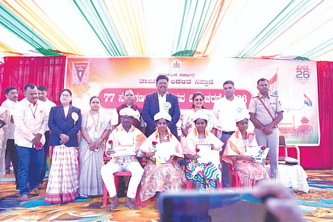 ನಿಪ್ಪಾಣಿಯಲ್ಲಿ ಹಮ್ಮಿಕೊಂಡಿದ್ದ ಗಣರಾಜ್ಯೋತ್ಸವದಲ್ಲಿ ಸಾಧಕರನ್ನು ಸನ್ಮಾನಿಸಲಾಯಿತು. ಶಾಸಕಿ ಶಶಿಕಲಾ ಜೊಲ್ಲೆ, ಸುರೇಶ ಮುಂಜೆ, ಬಿ.ಎಸ್.ತಳವಾರ, ಗಣಪತಿ ಪಾಟೀಲ ಇತರರಿದ್ದರು.