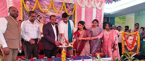 ಪಾಂಡವಪುರ ಪಟ್ಟಣದ ಮಿನಿ ವಿಧಾನಸೌಧದ ಆವರಣದಲ್ಲಿ ತಾಲೂಕು ಆಡಳಿತದ ವತಿಯಿಂದ ಆಯೋಜಿಸಿದ್ದ ಸಂವಿಧಾನ ಶಿಲ್ಪಿ ಡಾ.ಬಿ.ಆರ್.ಅಂಬೇಡ್ಕರ್ ಜಯಂತಿಯನ್ನು ಶಾಸಕ ದರ್ಶನ್ ಪುಟ್ಟಣ್ಣಯ್ಯ ಉದ್ಘಾಟಿಸಿದರು.