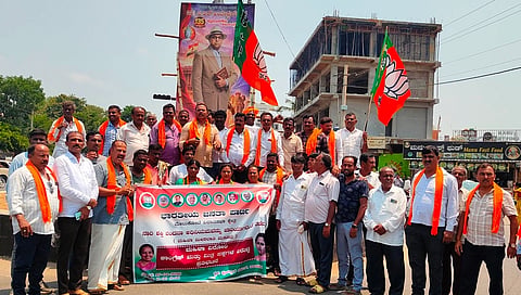  ಕಾಂಗ್ರೆಸ್ ಹಾಗೂ ಮಿತ್ರಪಕ್ಷಗಳ ವಿರುದ್ಧ ಪಾಂಡವಪುರ ಪಟ್ಟಣದ ಐದು ದೀಪದ ವೃತ್ತದಲ್ಲಿ ಬಿಜೆಪಿ ಕಾರ್ಯಕರ್ತೆಯರು ಸೋಮವಾರ ಪ್ರತಿಭಟನೆ ನಡೆಸಿದರು.