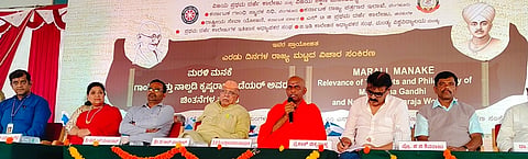 ಪಾಂಡವಪುರ ಪಟ್ಟಣದ ವಿಜಯ ಕಾಲೇಜಿನಲ್ಲಿ ನಡೆದ ರಾಜ್ಯಮಟ್ಟದ ವಿಚಾರ ಸಂಕಿರಣ ಕಾರ‌್ಯಕ್ರಮದ ಸಮಾರೋಪ ಸಮಾರಂಭದಲ್ಲಿ ವಿಶ್ವ ಒಕ್ಕಲಿಗರ ಮಠದ ಪೀಠಾಧ್ಯಕ್ಷ ಡಾ.ಶ್ರೀ ನಿಶ್ಚಲಾನಂದನಾಥ ಸ್ವಾಮೀಜಿ ಮಾತನಾಡಿದರು. ಎಚ್.ಎಲ್.ಮಂಜುನಾಥ್, ಪ್ರಕಾಶ್ ಚಿಕ್ಕಪಾಳ್ಯ, ಕೆ.ವಿ.ಬಸವರಾಜು, ಡಾ.ಕೆ.ಚನ್ನಕೃಷ್ಣಯ್ಯ, ಡಾ.ಎಸ್.ಎಲ್.ಸುರೇಶ್, ಡಾ.ಎ.ಸಿ.ಮಂಜುಳಾ ಇದ್ದರು.