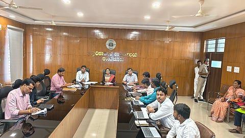 ರಾಯಚೂರಿನ ಜಿಲ್ಲಾಧಿಕಾರಿಗಳ ಭವನದ ವಿಡಿಯೋ ಕಾನ್ಪಾರೇಷನ್ ಸಭಾಂಗಣದಲ್ಲಿ ಬುಧವಾರ ಜಿಲ್ಲಾಧಿಕಾರಿ ಎಸ್.ಪೂವಿತಾ ಅಧ್ಯಕ್ಷತೆಯಲ್ಲಿ  ಜಿಲ್ಲಾ ತೈಲ ಕಂಪನಿಯ ಸೇಲ್ಸ್ ಅಧಿಕಾರಿಗಳು ಹಾಗೂ ಪೆಟ್ರೋಲ್, ಡೀಸೆಲ್ ಬಂಕ್ ಪ್ರತಿನಿಧಿಗಳೊಂದಿಗೆ ವಿಡಿಯೋ ಸಂವಾದ ಸಭೆ ನಡೆಯಿತು. ಜಿಲ್ಲಾ ಪೊಲೀಸ್ ವರಿಷ್ಠಾಧಿಕಾರಿ ಅರುಣಾಂಗ್ಷು ಗಿರಿ, ಸಹಾಯಕ ಆಯುಕ್ತರಾದ ಡಾ.ಹಂಪಣ್ಣ ಸಜ್ಜನ್,ಬಸವಣ್ಣೇಪ್ಪ ಕಲಶೆಟ್ಟಿ,  ತಹಶಿಲ್ದಾರ್ ಸುರೇಶ್ ವರ್ಮಾ, ಆಹಾರ ಇಲಾಖೆಯ ವ್ಯವಸ್ಥಾಪಕ ಹರೀಶ್, ಆಹಾರ ಇಲಾಖೆಯ ಉಪ ನಿರ್ದೇಶಕ ನಜೀರ್ ಅಹ್ಮದ್ ಇದ್ದರು.