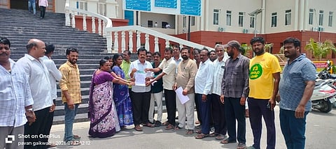ರಾಯಚೂರಿನ  ಮಹಾನಗರ ವ್ಯಾಪ್ತಿಯ ವಾರ್ಡ್‌ಗಳಲ್ಲಿ ವಾಸಿಸುವ ದಾಖಲೆರಹಿತ ಜನವಸತಿಗಳನ್ನು ಕಂದಾಯ ಗ್ರಾಮಗಳನ್ನಾಗಿ ಪರಿವರ್ತಿಸಿ ನಿವಾಸಿಗಳಿಗೆ ಹಕ್ಕು ಪತ್ರಗಳನ್ನು ನೀಡಬೇಕೆಂದು ಒತ್ತಾಯಿಸಿ ಸ್ಲಂ ನಿವಾಸಿಗಳಿಗ ಕ್ರಿಯಾ ವೇದಿಕೆ ವತಿಯಿಂದ ಜಿಲ್ಲಾಧಿಕಾರಿಗಳ ಕಚೇರಿಯ ಶಿರಸ್ತೇದಾರ ವೇಣುಮಾದವನ್‌ಗೆ ಮನವಿ ಸಲ್ಲಿಸಿದರು. ಕ್ರಿಯಾ ವೇದಿಕೆಯ ಅಧ್ಯಕ್ಷ ಜನಾರ್ಧನ ಹಳ್ಳಿಬೆಂಚಿ, ಪ್ರಧಾನ ಕಾರ್ಯದರ್ಶಿ ಬಸವರಾಜ ಹೊಸೂರು, ಪ್ರಮುಖರಾದ ಸುಧಾಕರ, ವೀರೇಶ, ಮಹೇಶ,ಶರಣಬಸವರೆಡ್ಡಿ, ತಾಯಪ್ಪ, ಹುಲಿಗೇಮ್ಮ, ಶಂಕ್ರಮಕ್ಕ, ಲಕ್ಷ್ಮೀ, ರೆಡ್ಡಿ, ಹುಲಿಗೇಪ್ಪ ಇದ್ದರು.