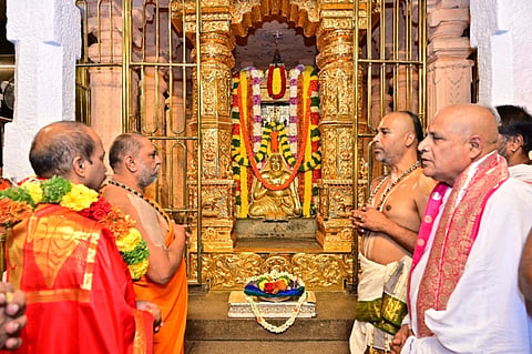 ಮಂತ್ರಾಲಯದಲ್ಲಿ ಗುರುವಾರ ರಾಯರ 355 ನೇ ಆರಾಧನಾ ಮಹೋತ್ಸವದ ಅಂಗವಾಗಿ ಮೊದಲ ದಿನ ತಿರುಪತಿ ತಿರುಮಲ ದೇವಸ್ಥಾನದಿಂದ ತರಲಾದ ಶೇಷವಸ್ತ್ರವನ್ನು ಶ್ರೀಮಠದ ಪೀಠಾಧಿಪತಿ ಶ್ರೀ ಸುಬುಧೇಂದ್ರ ತೀರ್ಥರು ರಾಯರ ಮೂಲ ಬೃಂದಾವನಕ್ಕೆ ಸಮರ್ಪಣೆ ಮಾಡಿದರು. ಟಿಟಿಡಿ ದಾಸ ಸಾಹಿತ್ಯ ಪ್ರಾಜೆಕ್ಟ್‌ನ ವಿಶೇಷಾಧಿಕಾರಿ ಆನಂದ ತೀರ್ಥಾಚಾರ್ಯ ಪಗಡಾಲ, ಶ್ರೀಮಠದ ವಿದ್ಯಾಪೀಠದ ಪ್ರಾಚಾರ್ಯ ಡಾ.ಎನ್. ವಾದಿರಾಜಾಚಾರ್ಯ ಇದ್ದರು.