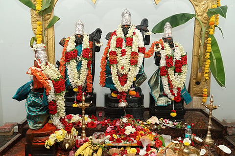ರಾಯಚೂರಿನ ಕೋದಂಡ ರಾಮ ದೇವಸ್ಥಾನದಲ್ಲಿ ಶ್ರೀ ರಾಮದೇವರಿಗೆ ವಿಶೇಷ ಆಲಂಕಾರ ಮಾಡಿರುವುದು.