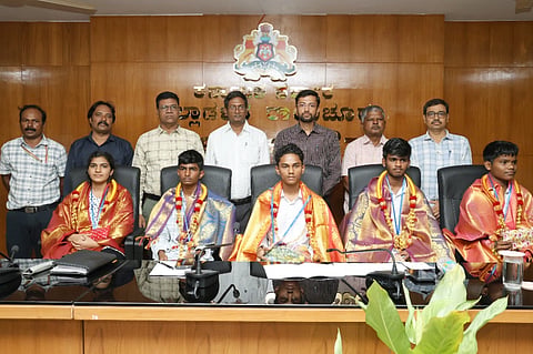ರಾಯಚೂರಿನ ಜಿಲ್ಲಾಧಿಕಾರಿಗಳ ಭವನದಲ್ಲಿ  ಜಿಲ್ಲಾಧಿಕಾರಿ ನಿತೀಶ್ ಕೆ. ಅಧ್ಯಕ್ಷತೆಯಲ್ಲಿ ಸೋಮವಾರ ಎಸ್‌ಎಸ್‌ಎಲ್‌ಸಿ ವಾರ್ಷಿಕ ಪರೀಕ್ಷೆಯಲ್ಲಿ ಅತಿ ಹೆಚ್ಚು ಅಂಕಗಳಿಸಿದ ವಿದ್ಯಾರ್ಥಿಗಳಾದ ಸುಖದೇವ , ನಿಖಿಲ್ ಮೇಟಿ , ಪ್ರವೀಣ್ ,  ಮಲ್ಲಿಕಾರ್ಜುನ ಸ್ವಾಮಿ,ಸೌಮ್ಯ ಪ್ಯಾಟಿ ಗೆ ವಿಶೇಷ ಸನ್ಮಾನ ಮಾಡಲಾಯಿತು. ಅಪರ ಜಿಲ್ಲಾಧಿಕಾರಿ ಶಿವಾನಂದ, ಜಿಪಂ ಮುಖ್ಯ ಲೆಕ್ಕಾಧಿಕಾರಿ ವಿಜಯ ಶಂಕರ್,  ತಹಶೀಲ್ದಾರ್ ಸುರೇಶ ವರ್ಮಾ, ಡಿಡಿಪಿಐ ಡಾ.ಕೆ.ಡಿ.ಬಡಿಗೇರ, ಅಭಿವೃದ್ಧಿ ವಿಭಾಗದ ಉಪ ನಿರ್ದೇಶಕ ಚಂದ್ರಶೇಖರ ಭಂಡಾರಿ ಇದ್ದರು.