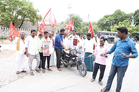 ಕೇಂದ್ರದ ಮೋದಿ ನೇತೃತ್ವದ ಬಿಜೆಪಿ ಸರ್ಕಾರ ಮೇಲಿಂದ ಮೇಲೆ ಪೆಟ್ರೋಲ್, ಡಿಸೆಲ್, ಅಡುಗೆ ಅನಿಲ ಬೆಲೆ ಏರಿಕೆ ಖಂಡಿಸಿ ಸಿಪಿಐ(ಎಂಎಲ್) ಲಿಬರೇಶನ್ ಪಕ್ಷದಿಂದ ಬುಧವಾರ ರಾಯಚೂರಿನ ಡಾ.ಬಿ.ಆರ್.ಅಂಬೇಡ್ಕರ್ ವೃತ್ತದಲ್ಲಿ ಬೈಕ್‌ಗೆ ಹಗ್ಗ ಕಟ್ಟಿ ಎಳೆಯುವ ಮೂಲಕ ವಿನೂತನವಾಗಿ ಪ್ರತಿಭಟನೆ ನಡೆಸಿದರು. ಜಿಲ್ಲಾ ಕಾರ್ಯದರ್ಶಿ ನಾಗರಾಜ ಪೂಜಾರ್, ತಾಲೂಕು ಕಾರ್ಯದರ್ಶಿ ಅಜೀಜ್ ಜಾಗೀರದಾರ್ , ಪ್ರಮುಖರಾದ  ಜಿಲಾನಿ ಯರಗೇರಾ, ಭೀಮಯ್ಯ, ಮಹೇಂದ್ರ, ಪ್ರಹ್ಲಾದ, ಜಗದೀಶ್, ಹನೀಫ್ ಅಬಕಾರಿ, ಲಕ್ಷ್ಮಣ, ರಾಮಸ್ವಾಮಿ, ಮಾರಣ್ಣ, ನರಸಿಂಹಲು, ಸಣ್ಣ ನರಸಪ್ಪ, ಯಲ್ಲಪ್ಪ ಇದ್ದರು.