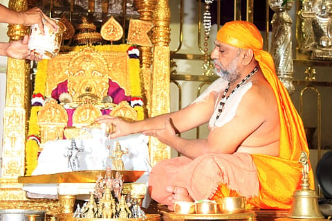 ಶ್ರೀ ರಾಮನವಿ ನಿಮಿತ್ತ ಮಂತ್ರಾಲಯದ ಶ್ರಿ ರಾಘವೇಂದ್ರ ಮಠದಲ್ಲಿ ಶುಕ್ರವಾರ ಶ್ರೀಮಠದ ಪೀಠಾಧಿಪತಿ ಶ್ರೀ ಸುಬುಧೇಂದ್ರ ತೀರ್ಥರು ಶ್ರೀ ಬ್ರಹ್ಮ ಕರಾರ್ಚಿತ ಶ್ರೀ ಮೂಲ ರಾಮದೇವರು ಮತ್ತು ಇತರ ಸಂಸ್ಥಾನದ ವಿಗ್ರಹಗಳಿಗೆ ಮಹಾ ಅಭಿಷೇಕವನ್ನು ನೆರವೇರಿಸಿದರು.
