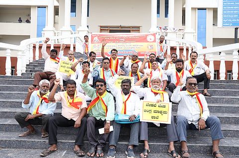 ರಾಜ್ಯ ಸರ್ಕಾರವು ಮುಂಬರುವ ಶೈಕ್ಷಣಿಕ ವರ್ಷ 2026-27ರಿಂದ ರಾಜ್ಯಾದ್ಯಂತ 800 ಕೆಪಿಎಸ್ ಶಾಲೆಗಳನ್ನು ಆರಂಭಿಸುವ ನಿರ್ಧಾರ ಕೈಗೊಂಡಿರುವುದನ್ನು ಖಂಡಿಸಿ ಬುಧವಾರ ಕರ್ನಾಟಕ ರಕ್ಷಣಾ ವೇದಿಕೆ ಶಿವರಾಮೇಗೌಡರ ಬಣ ಹಾಗು ಜಿಲ್ಲಾ ಕನ್ನಡ ಕ್ರಿಯಾ ಸಮಿತಿ ಹಾಗೂ ಕನ್ನಡ ಮಿತ್ರಕೂಟದ ವತಿಯಿಂದ ರಾಯಚೂರಿನ  ಜಿಲ್ಲಾಧಿಕಾರಿಗಳ ಕಚೇರಿ ಮುಂದೆ ಪ್ರತಿಭಟನೆ ಮಾಡಿದರು. ಕರವೇ ಜಿಲ್ಲಾಧ್ಯಕ್ಷ ಅಶೋಕಕುಮಾರ ಜೈನ್, ಜಿಲ್ಲಾ ಕನ್ನಡ ಕ್ರಿಯಾ ಸಮಿತಿಯ ಅಧ್ಯಕ್ಷ ರಫೀಕ ಅಹ್ಮದ್, ರಾಮಲಿಂಗಪ್ಪ ಕುಣಸಿ, ನಿಜಾಮುದ್ದಿನ್, ರಾಮಣ್ಣ ಮ್ಯಾದಾರ, ಮಲ್ಲಿಕಾರ್ಜುನ, ಬಶೀರ್ ಅಹ್ಮದ್ ಹೊಸಮನಿ, ಆಸೀಫ್ , ಅಜೀಜ್, ರಾಮಣ್ಣ ಇದ್ದರು.