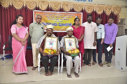 ಚಾಮರಾಜನಗರದ ಸರ್ಕಾರಿ ದರ್ಜೆ ಕಾಲೇಜು ಸಭಾಂಗಣದಲ್ಲಿ ಆಯೋಜಿಸಿದ್ದ ಕಾರ್ಯಕ್ರಮದಲ್ಲಿ ಹಿರಿಯ ರಂಗಕರ್ಮಿ ಬರ್ಟಿ ಒಲಿವೆರಾ ಮತ್ತು ಅಂಬಳೆ ಸಿದ್ದರಾಜು ಅವರಿಗೆ ರಂಗಗೌರವ ಸಲ್ಲಿಸಲಾಯಿತು. ಕೆ.ವೆಂಕಟರಾಜು, ಬಿಸಲವಾಡಿ ಸೋಮಶೇಖರ್, ಡಾ.ಆರ್.ಎಸ್.ಅಶ್ವಿನಿ, ಸುರೇಶ್, ಮಂಜುನಾಥ್, ನವೀನ್ ಇತರರಿದ್ದರು. 