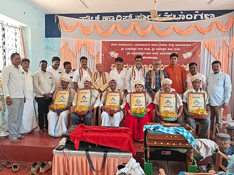 ಚಾಮರಾಜನಗರದ  ರೋಟರಿ ಭವನದಲ್ಲಿ ಆಯೋಜಿಸಿದ್ದ ಕಾರ್ಯಕ್ರಮದಲ್ಲಿ  ರೋಟರಿ ಭವನದಲ್ಲಿ ಚೇತನ ಕಲಾ ವಾಹಿನಿ ವತಿಯಿಂದ ರಂಗ ಸಾಧಕರನ್ನು ಸನ್ಮಾನಿಸಲಾಯಿತು. ಮಹದೇವ ಶಂಕನಪುರ,  ಮಹಮ್ಮದ್ ಅಸ್ಗರ್(ಮುನ್ನಾ),  ಡ್ರಾಮಾ ಮಾಸ್ಟರ್ ಶಿವಣ್ಣ, ಎಂ.ಎನ್.ಮಹದೇವು, ಚೇತನ ಕಲಾವಾಹಿನಿ ಅಧ್ಯಕ್ಷ ಜಿ.ರಾಜಪ್ಪ , ಸುರೇಂದ್ರ, ಗೋವಿಂದರಾಜು, ಶಿವಸ್ವಾಮಿ ಇತರರಿದ್ದರು. 