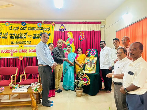 ಚಾಮರಾಜನಗರದ ಜೆಎಸ್‌ಎಸ್ ಮಹಿಳಾ ಕಾಲೇಜು ಸಭಾಂಗಣದಲ್ಲಿ ಅಂತಾರಾಷ್ಟ್ರೀಯ ಮಹಿಳಾ ದಿನಾಚರಣೆಯನ್ನು ಆಯೋಜಿಸಲಾಗಿತ್ತು. ಡಾ.ಸಿ.ಗೀತಾ, ಡಾ.ಎಂ.ಜಾನಕಿ, ಡಾ.ಕೆ.ಸಿ.ಬಸವಣ್ಣ, ಪ್ರೊ.ಕೆ.ಎಂ.ಯೋಗೇಶ್, ಎಸ್.ಎನ್.ರಾಜು ಜೈನ್, ಡಿ.ಎಸ್.ಸುರೇಶ್, ಕೆ.ಎಸ್.ಸಿದ್ದರಾಜು ಇತರರಿದ್ದರು.