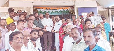ಸವದತ್ತಿಯಲ್ಲಿ ತಹಸೀಲ್ದಾರ್ ಮಲ್ಲಿಕಾರ್ಜುನ ಹೆಗ್ಗನ್ನವರಗೆ ಸಾರ್ವಜನಿಕರು ಮನವಿ ಸಲ್ಲಿಸಿದರು. ಸುನೀಲ ಮಾಮನಿ, ಶ್ರೀಕಾಂತ ಜೋರಾಪುರ, ಮಲ್ಲಿಕಾರ್ಜುನ ಬೀಳಗಿ, ರಾಕೇಶ ರಜಪೂತ, ಬಸಲಿಂಗಪ್ಪ ಆಯಟ್ಟಿ ಇತರರಿದ್ದರು