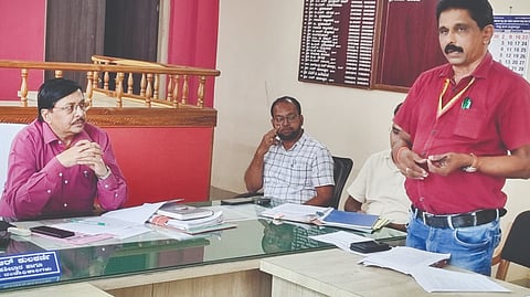 ಸಿದ್ದಾಪುರದ ತಹಸೀಲ್ದಾರ್ ಕಚೇರಿಯಲ್ಲಿ ಏರ್ಪಡಿಸಿದ್ದ ಮಂಗನ ಕಾಯಿಲೆ ಕುರಿತ ಸಭೆಯಲ್ಲಿ ಡಾ.ಲಕ್ಷ್ಮೀಕಾಂತ ನಾಯ್ಕ ಮಾತನಾಡಿದರು. ತಹಸೀಲ್ದಾರ್ ಎಂ.ಆರ್. ಕುಲಕರ್ಣಿ, ಮಹ್ಮದ್ ಯಾಕೂಬ್ ಶೇಖ್ ಇದ್ದರು.