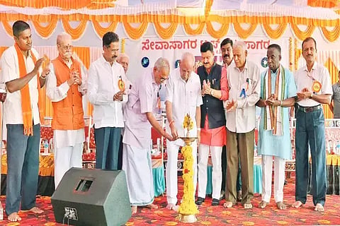 ಸಾಗರದ ಲೋಹಿಯಾ ನಗರದಲ್ಲಿ ಸೇವಾಸಾಗರ ಟ್ರಸ್ಟ್ ನಿರ್ಮಿಸಿರುವ 3 ಕೋಟಿ ರೂ. ವೆಚ್ಚದ ಶೈಕ್ಷಣಿಕ ಕಟ್ಟಡವನ್ನು ಮಾಜಿ ಸಿಎಂ ಬಿ.ಎಸ್.ಯಡಿಯೂರಪ್ಪ ಉದ್ಘಾಟಿಸಿದರು. ಗೋಪಾಲಕೃಷ್ಣ ಬೇಳೂರು, ಅ.ಪು.ನಾರಾಯಣಪ್ಪ, ಯು.ಎಚ್.ರಾಮಪ್ಪ ಇತರರಿದ್ದರು.