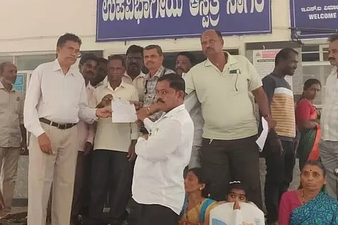 ಸಾಗರ ಉಪವಿಭಾಗೀಯ ಆಸ್ಪತ್ರೆಯಲ್ಲಿ ವೈದ್ಯ ಸಿಬ್ಬಂದಿ ಕೊರತೆ ನೀಗಿಸುವಂತೆ ಒತ್ತಾಯಿಸಿ ನಾಗರೀಕ ವೇದಿಕೆ ಪ್ರಮುಖರು ವೈದ್ಯಾಧಿಕಾರಿಗೆ ಮನವಿ ಸಲ್ಲಿಸಿದರು. ಎಂ.ರಾಜಶೇಖರ್, ಮಂಜಪ್ಪ, ಅಣ್ಣಪ್ಪ, ಕೃಷ್ಣಮೂರ್ತಿ ಇತರರಿದ್ದರು.