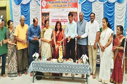ಸಾಗರದಲ್ಲಿ ಆಯೋಜಿಸಿದ್ದ ಮುಂಗಾರು ಜಾನಪದ ಸಂಭ್ರಮ ಕಾರ್ಯಕ್ರಮವನ್ನು ತಹಸೀಲ್ದಾರ್ ಡಾ. ಆರ್.ಪ್ರತಿಭಾ ಉದ್ಘಾಟಿಸಿದರು. ಜಿ.ಸಣ್ಣಹನುಮಪ್ಪ, ಸತ್ಯನಾರಾಯಣ ಖಂಡಿಕಾ ಇತರರಿದ್ದರು.