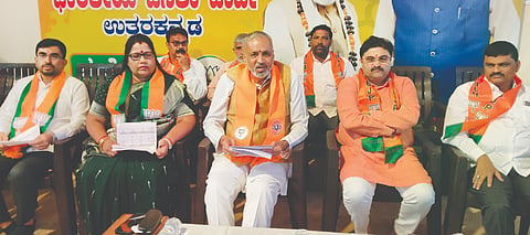 ಶಿರಸಿಯಲ್ಲಿ ಸಂಸದ ವಿಶ್ವೇಶ್ವರ ಹೆಗಗಡೆ ಕಾಗೇರಿ ಮಾತನಾಡಿದರು. ರೂಪಾಲಿ ನಾಯ್ಕ, ಹರಿಪ್ರಕಾಶ ಕೋಣೆಮನೆ, ಸುನೀಲ ಹೆಗಡೆ ಇತರರಿದ್ದರು.