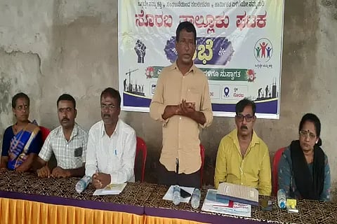 ಸೊರಬದಲ್ಲಿ ಮನರೇಗಾ ಮತ್ತು ಇತರೆ ನಿರ್ಮಾಣ ಕಾರ್ಮಿಕರ ಸಂಘದ ತಾಲೂಕು ಘಟಕದ ಪದಾಧಿಕಾರಿಗಳ ಸಭೆಯಲ್ಲಿ ಜಿಲ್ಲಾಧ್ಯಕ್ಷ ಮೋಹನ್ ಮಾತನಾಡಿದರು. ದಿವಾಕರ, ಉಷಾ, ದಾನಪ್ಪ, ಪದ್ಮಾವತಿ ಇತರರಿದ್ದರು.