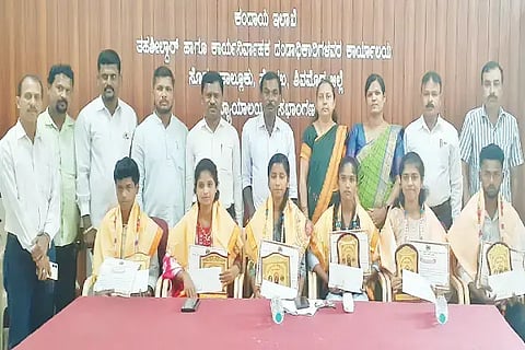 ಸೊರಬದಲ್ಲಿ ಆಯೋಜಿಸಿದ್ದ ನಾಡಪ್ರಭು ಕೆಂಪೇಗೌಡರ ಜಯಂತ್ಯುತ್ಸವದಲ್ಲಿ ಎಸ್‌ಎಸ್‌ಎಲ್‌ಸಿ, ಪಿಯು ಪರೀಕ್ಷೆಯಲ್ಲಿ ಹೆಚ್ಚು ಅಂಕ ಪಡೆದ ವಿದ್ಯಾರ್ಥಿಗಳನ್ನು ಸನ್ಮಾನಿಸಲಾಯಿತು. ಪಿ.ಲಲಿತಾ, ಡಿ.ಬಿ.ಮಂಜಪ್ಪ, ಭರತ್‌ಕುಮಾರ್ ಇತರರಿದ್ದರು.
