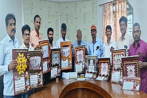 ಸೊರಬದಲ್ಲಿ ಕರ್ನಾಟಕ ದೀವರ ಸಾಂಸ್ಕೃತಿಕ ಅಧ್ಯಯನ ಸಂಸ್ಥೆಯಿಂದ ದೀವರ ಕ್ಯಾಲೆಂಡರ್ ಬಿಡುಗಡೆಗೊಳಿಸಲಾಯಿತು. ರಾಜಪ್ಪ ಮಾಸ್ತರ್, ವೈ.ಜಿ.ಪುಟ್ಟಸ್ವಾಮಿ, ನಾಗೇಶ್, ರಾಮಪ್ಪ ಇತರರಿದ್ದರು.