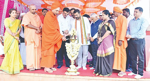 ಸೋಮವಾರಪೇಟೆ ಸಮೀಪದ ಗೌಡಳ್ಳಿಯಲ್ಲಿ ಅಖಿಲ ಭಾರತ ವೀರಶೈವ, ಲಿಂಗಾಯತ ಮಹಾಸಭಾದ ವಿವಿಧ ಘಟಕಗಳಿಂದ ನಡೆದ ಧಾರ್ಮಿಕ ಸಭೆಯನ್ನು ಶಾಸಕ ಡಾ.ಮಂತರ್‌ಗೌಡ ಉದ್ಘಾಟಿಸಿದರು. ಶಿವಪ್ಪ, ಶ್ರೀ ಸದಾಶಿವ ಸ್ವಾಮೀಜಿ, ಮುಕ್ತಾಂಬಾ, ಸಚ್ಚಿದಾನಂದ ಇದ್ದರು.