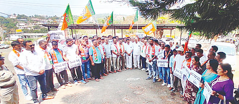 ಸೋಮವಾರಪೇಟೆ ತಾಲೂಕು ಪಂಚಾಯಿತಿ ಕಚೇರಿ ಎದುರು ಬಿಜೆಪಿ ಮಂಡಲ ವತಿಯಿಂದ ಪ್ರತಿಭಟನೆ ನಡೆಯಿತು. ಅಪ್ಪಚ್ಚು ರಂಜನ್, ಮೇದಪ್ಪ, ಗೌತಮ್, ಮಹೇಶ್, ಕವಿತಾ ಇದ್ದರು.