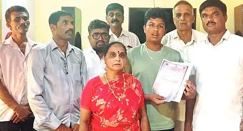ಶೃಂಗೇರಿಯ ಬಿಆರ್‌ವಿ ಪ್ರೌಢಶಾಲೆ ವಿದ್ಯಾರ್ಥಿ ರಾಮದತ್ತ ಶರ್ಮ ಅವರ ಮನೆಗೆ ತೆರಳಿ ಕಡಿಮೆ ಅಂಕ ಬಂದಿರುವ ಬಗ್ಗೆ ನ್ಯಾಯ ದೊರಕಿಸಿಕೊಡುವುದಾಗಿ ಶಾಲಾ ಸಮಿತಿ ಭರವಸೆ ನೀಡಿತು. ಅಂಬಲಮನೆ ಸುಬ್ರಹ್ಮಣ್ಯ, ತ್ಯಾಗರಾಜ್, ಮಹೇಶ್ವರಪ್ಪ ಇದ್ದರು. 