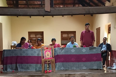 ಸುಂಟಿಕೊಪ್ಪದ ಸರ್ಕಾರಿ ಮಾದರಿ ಪ್ರಾಥಮಿಕ ಶಾಲೆಯಲ್ಲಿ ಭಾನುವಾರ ಆಯೋಜಿಸಲಾಗಿದ್ದ  ಶ್ರೀ ಧರ್ಮಸ್ಥಳ ಗ್ರಾಮಾಭಿವೃದ್ಧಿ ಯೋಜನೆಯ ಕಾನ್‌ಬೈಲ್ ಒಕ್ಕೂಟದ ತ್ರೈಮಾಸಿಕ ಸಭೆಯಲ್ಲಿ ಐಡಿಬಿಐ ಬ್ಯಾಂಕಿನ  ಸಹಾಯಕ ವ್ಯವಸ್ಥಾಪಕ ಬಾಬುರಾವ್ ಮಾತನಾಡಿದರು. ಪೂರ್ಣಿಮಾ, ಸಂತೋಷ್, ಮುತ್ತುರಾಜ್ ಇದ್ದರು.