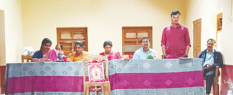 ಸುಂಟಿಕೊಪ್ಪದ ಸರ್ಕಾರಿ ಮಾದರಿ ಪ್ರಾಥಮಿಕ ಶಾಲೆಯಲ್ಲಿ ಭಾನುವಾರ ಆಯೋಜಿಸಲಾಗಿದ್ದ  ಶ್ರೀ ಧರ್ಮಸ್ಥಳ ಗ್ರಾಮಾಭಿವೃದ್ಧಿ ಯೋಜನೆಯ ಕಾನ್‌ಬೈಲ್ ಒಕ್ಕೂಟದ ತ್ರೈಮಾಸಿಕ ಸಭೆಯಲ್ಲಿ ಐಡಿಬಿಐ ಬ್ಯಾಂಕಿನ  ಸಹಾಯಕ ವ್ಯವಸ್ಥಾಪಕ ಬಾಬುರಾವ್ ಮಾತನಾಡಿದರು. ಪೂರ್ಣಿಮಾ, ಸಂತೋಷ್, ಮುತ್ತುರಾಜ್ ಇದ್ದರು.