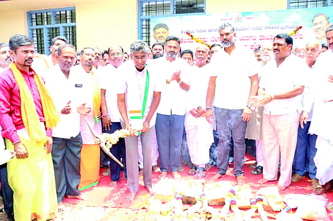  ಯರಗಟ್ಟಿಯಲ್ಲಿ ಪ್ರಜಾಸೌಧ ಕಟ್ಟಡ ನಿರ್ಮಾಣ ಕಾಮಗಾರಿಗೆ ಸಚಿವ ಸತೀಶ ಜಾರಕಿಹೊಳಿ ಭೂಮಿಪೂಜೆ ನೆರವೇರಿಸಿದರು. ವಿಶ್ವಾಸ ವೈದ್ಯ, ಚನ್ನರಾಜ ಹಟ್ಟಿಹೊಳಿ, ನೀಲಕಂಠ ಸಿದ್ಧಬಸನ್ನವರ, ಮಹೇಶ ಭಜಂತ್ರಿ, ರವೀಂದ್ರ ಯಲಿಗಾರ ಇತರರಿದ್ದರು.