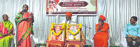 ಯಡ್ರಾಮಿಯಲ್ಲಿ ಹಮ್ಮಿಕೊಂಡಿದ್ದ ಸಮಾರಂಭದಲ್ಲಿ ಪದ್ಮಶ್ರೀ ಪುರಸತೆ ಡಾ.ವಿಜಯಲಕ್ಷ್ಮೀ ದೇಶಮಾನೆ ಮಾತನಾಡಿದರು. ಶ್ರೀ ಸಿದ್ಧಲಿಂಗ ಸ್ವಾಮೀಜಿ, ಶಿವಲಿಂಗಯ್ಯ ಶಾಸ್ತ್ರಿ, ಡಾ.ಸದಾನಂದ ಪಾಟೀಲ್​, ಯುಗಾಂತರಿ ದೇಶಮಾನೆ ಇದ್ದರು. 