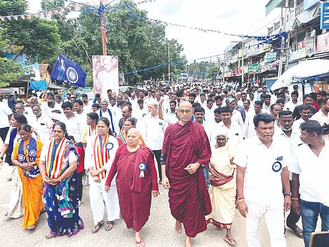   ಎಚ್.ಡಿ.ಕೋಟೆ ಪಟ್ಟಣದ ಜೂನಿಯರ್ ಕಾಲೇಜ್ ಆವರಣದಲ್ಲಿ ತಾಲೂಕು ಆದಿಕರ್ನಾಟಕ ಮಹಾಸಭ ವತಿಯಿಂದ ಹಮ್ಮಿಕೊಂಡಿದ್ದ ಅಂಬೇಡ್ಕರ್ ಜಯಂತಿ ಕಾರ್ಯಕ್ರಮ ಅಂಗವಾಗಿ ಮೆರವಣಿಗೆ ನಡೆಸಲಾಯಿತು. 