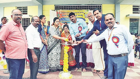 ಬೆಳಗೊಳ ಗ್ರಾಮದ ವಾಗ್ದೇವಿ ಶಾಲೆಯಲ್ಲಿ ಶುಕ್ರವಾರ ಪಾಲಹಳ್ಳಿ ಕ್ಲಸ್ಟರ್ ಮಟ್ಟದ ಕಿರಿಯ ಮತ್ತು ಹಿರಿಯ ಪ್ರಾಥಮಿಕ ಶಾಲೆಗಳ ಮಟ್ಟದ ಪ್ರತಿಭಾ ಕಾರಂಜಿ ಕಾರ್ಯಕ್ರಮದಲ್ಲಿ ಪ್ರತಿಭಾ ಕಾರಂಜಿ ಕಾರ್ಯಕ್ರಮಕ್ಕೆ ಕ್ಷೇತ್ರ ಶಿಕ್ಷಣಾಧಿಕಾರಿ ಡಾ ನಂದೀಶ್ ಹಾಗೂ ವಿದ್ಯಾರ್ಥಿನಿ ಜತೆಗೂಡಿ ಚಾಲನೆ ನೀಡಿದರು.
