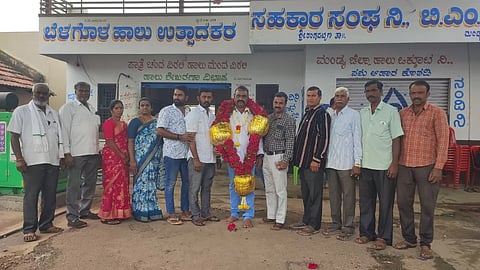 ಬೆಳಗೊಳ ಹಾಲು ಉತ್ಪದಾಕರ ಸಹಕಾರ ಸಂಘದ ನೂತನ ಅಧ್ಯಕ್ಷರಾಗಿ ಬಿ.ವಿ.ಯತೀಶ್ ಅವರನ್ನು ಸಂಘದ ಸದಸ್ಯರು ಅಭಿನಂದಿಸಿದರು.  
