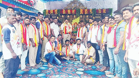  ಕೆ.ಆರ್.ಸಾಗರ ಗ್ರಾಮದ ಅರಳಿಕಟ್ಟೆ ಬಳಿಯ ಶ್ರೀ ಕಾವೇರಮ್ಮ ಆಟೋ ಮಾಲೀಕ ಹಾಗೂ ಚಾಲಕರ ಸಂಘದ ವತಿಯಿಂದ ಏರ್ಪಡಿಸಿದ್ದ ಕನ್ನಡ ರಾಜ್ಯೋತ್ಸವ ಕಾರ್ಯಕ್ರಮಕ್ಕೆ ಎಸ್‌ಐ ರಮೇಶ ಕರ್ಕಿಕಟ್ಟೆ ಚಾಲನೆ ನೀಡಿ ಮಾತನಾಡಿದರು. ಪಾಪಣ್ಣ, ನಾಗೇಂದ್ರಕುಮಾರ್, ನರಸಿಂಹ, ಕೆ.ರಾಜು, ಮೂರ್ತಿ, ರವಿಕುಮಾರ್, ಸ್ವಾಮಿ ಇತರರಿದ್ದರು.