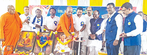 ಶಹಾಬಾದ್​ನಲ್ಲಿ ಹಮ್ಮಿಕೊಂಡಿದ್ದ ಅಂಬೇಡ್ಕರ್​ ಹಬ್ಬ ಕಾರ್ಯಕ್ರಮವನ್ನು ಶ್ರೀ ಜ್ಞಾನಪ್ರಕಾಶ ಸ್ವಾಮೀಜಿ ಉದ್ಘಾಟಿಸಿದರು. ಭಂತೆ ವರಜ್ಯೋತಿ ಮಹಾಥೇರೋ, ಪೊ. ವಿಜಯಕುಮಾರ ಸಾಲಿಮನಿ, ಮರಿಯಪ್ಪ ಹಳ್ಳಿ, ಡಾ.ಫಾರೂಕ್​ ಮಣ್ಣೂರ್​ ಇತರರಿದ್ದರು.