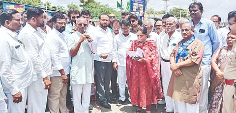  ಡಾ.ಮಲ್ಲಿಕಾರ್ಜುನ ಖರ್ಗೆ ಅವರು ಭಾಷಣ ಮಾಡಿದ ವೇದಿಕೆ ಶುಚಿಗೊಳಿಸಿದ್ದನ್ನು ಖಂಡಿಸಿ ಶಹಾಬಾದ್​ ತಾಲೂಕಿನ ಭಂಕೂರ ಕ್ರಾಸ್​ನಲ್ಲಿ ಖರ್ಗೆ ಅಭಿಮಾನಿಗಳ ನೇತೃತ್ವದಲ್ಲಿ ವಿವಿಧ ಸಂಘಟನೆಗಳಿಂದ ಪ್ರತಿಭಟನೆ ನಡೆಸಿ ತಹಸೀಲ್ದಾರ್​ಗೆ ಮನವಿಪತ್ರ ಸಲ್ಲಿಸಲಾಯಿತು. ಚಂದು ಜಾಧವ್​, ಸುರೇಶ ಮೆಂಗನ್​, ನಾಮದೇವ ರಾಠೋಡ್​ ಇತರರಿದ್ದರು