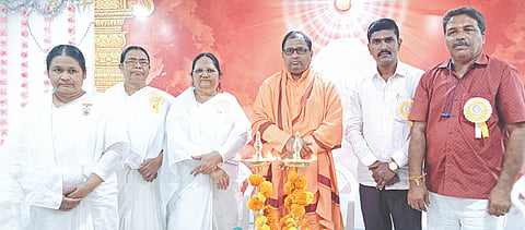 ಚಿತ್ತಾಪುರದ ಪ್ರಜಾಪಿತ ಬ್ರಹ್ಮಕುಮಾರಿ ಈಶ್ವರಿಯ ವಿಶ್ವವಿದ್ಯಾಲಯದಲ್ಲಿ ಹಮ್ಮಿಕೊಂಡಿದ್ದ ರಕ್ಷಬಂಧನ ಕಾರ್ಯಕ್ರಮದಲ್ಲಿ ಶ್ರೀ ಸೋಮಶೇಖರ ಶಿವಾಚಾರ್ಯ, ಬಿಕೆ ಗಿರಿಜಾ, ಬಿಕೆ ಜಗದೇವಿ, ಶಿವಾನಂದ ನಾಲವಾರ, ವೀರಭದ್ರಪ್ಪ ಗುರುಮಿಠಕಲ್​ ಇದ್ದರು.
