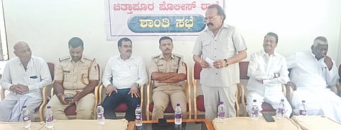 ಚಿತ್ತಾಪುರ ತಾಲೂಕಿನ ದಂಡಗುಂಡದಲ್ಲಿ ಹಮ್ಮಿಕೊಂಡಿದ್ದ ಪೂರ್ವಭಾವಿ ಸಭೆಯಲ್ಲಿ ವಿಧಾನ ಪರಿಷತ್​ ಸದಸ್ಯ ಡಾ.ಬಿ.ಜಿ.ಪಾಟೀಲ್​ ಮಾತನಾಡಿದರು. ಭೀಮಣ್ಣ ಸಾಲಿ, ಚಂದ್ರಶೇಖರ ಅವಂಟಿ, ಮಹಾಂತಗೌಡ ಪಾಟೀಲ್​, ರಾಜಶೇಖರಗೌಡ ಪಾಟೀಲ್​, ಮಹಾಂತಗೌಡ ಪಾಟೀಲ್​, ಶಂಕರಗೌಡ ಪಾಟೀಲ್​, ಎಸ್​.ಸಿ.ಪಾಟೀಲ್​, ಮಂಜುನಾಥರೆಡ್ಡಿ ಇದ್ದರು. 