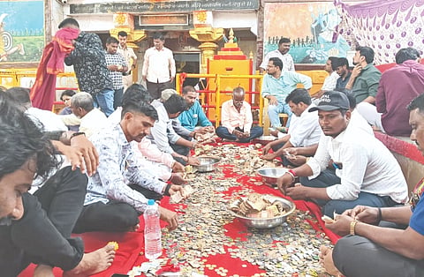 ಚಿತ್ತಾಪುರದ ನಾಗಾವಿ ಯಲ್ಲಮ್ಮ ದೇವಸ್ಥಾನದಲ್ಲಿ ಹುಂಡಿ ಎಣಿಕೆ ಮಾಡುತ್ತಿರುವ ಕಂದಾಯ ಇಲಾಖೆ ಸಿಬ್ಬಂದಿ.